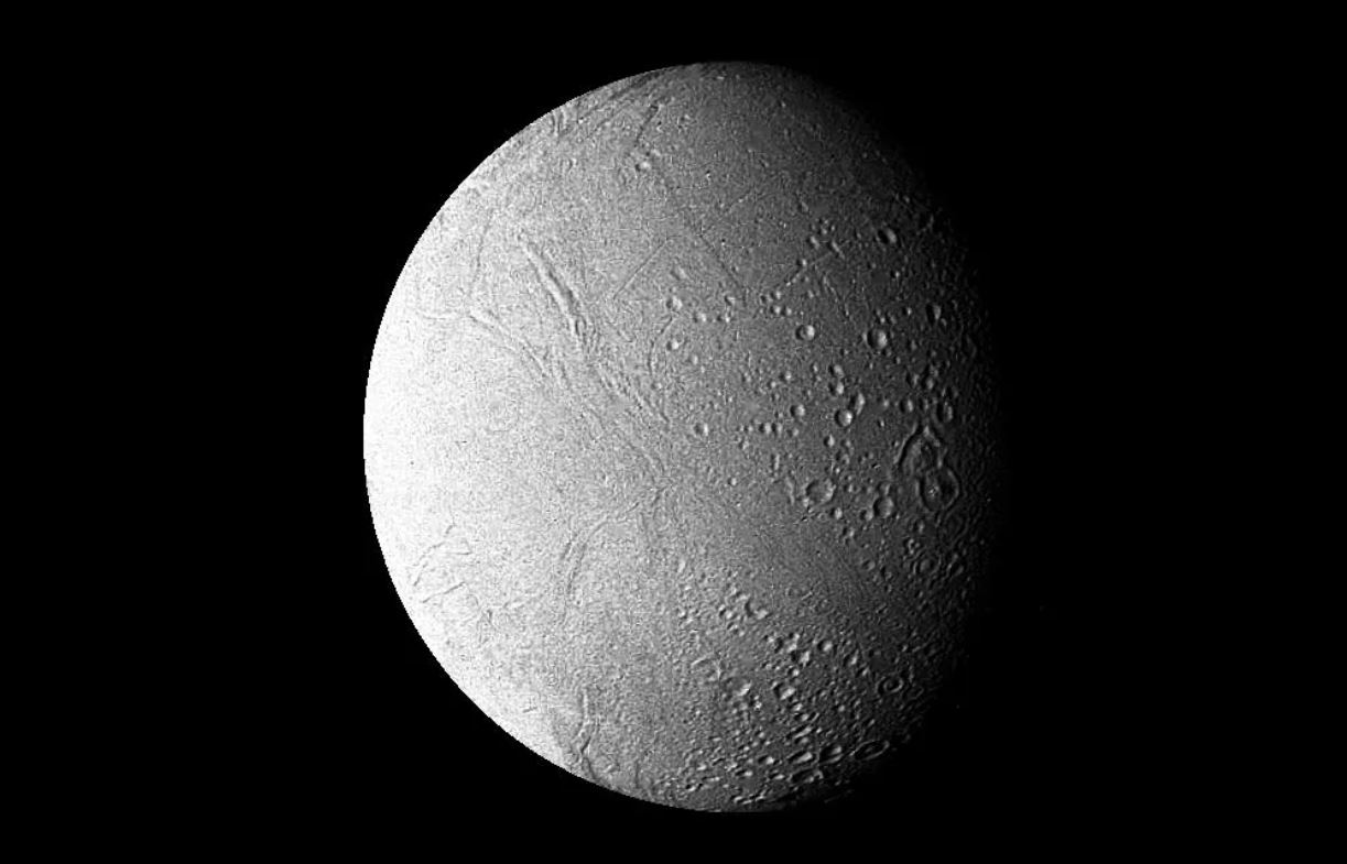Enceladus'ta Hayat İzleri: Satürn'ün Uydusunda Yaşamı Tetikleyebilecek Gazlar Keşfedildi