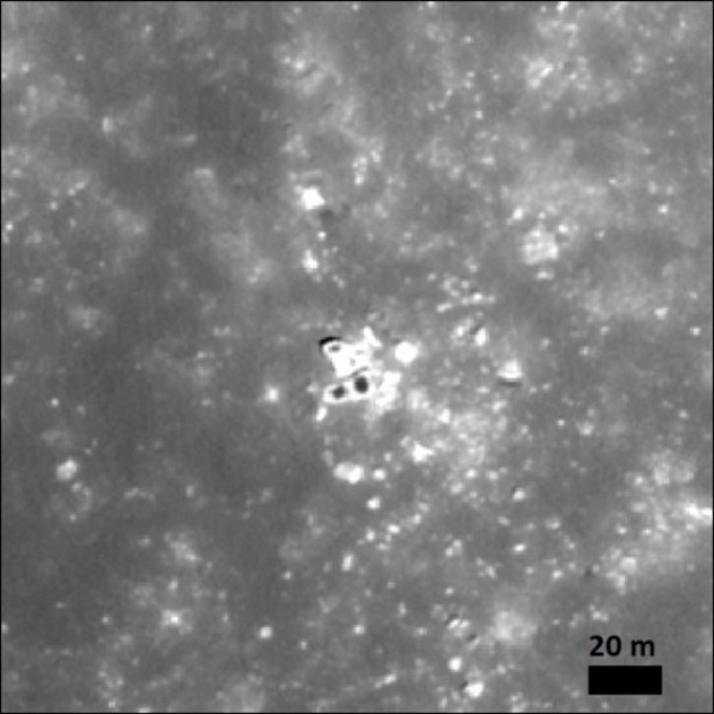 Tozun potansiyel manyetik anormallikler gösterdiği benzersiz siyah noktalara sahip beyaz kayalar. (NASA)