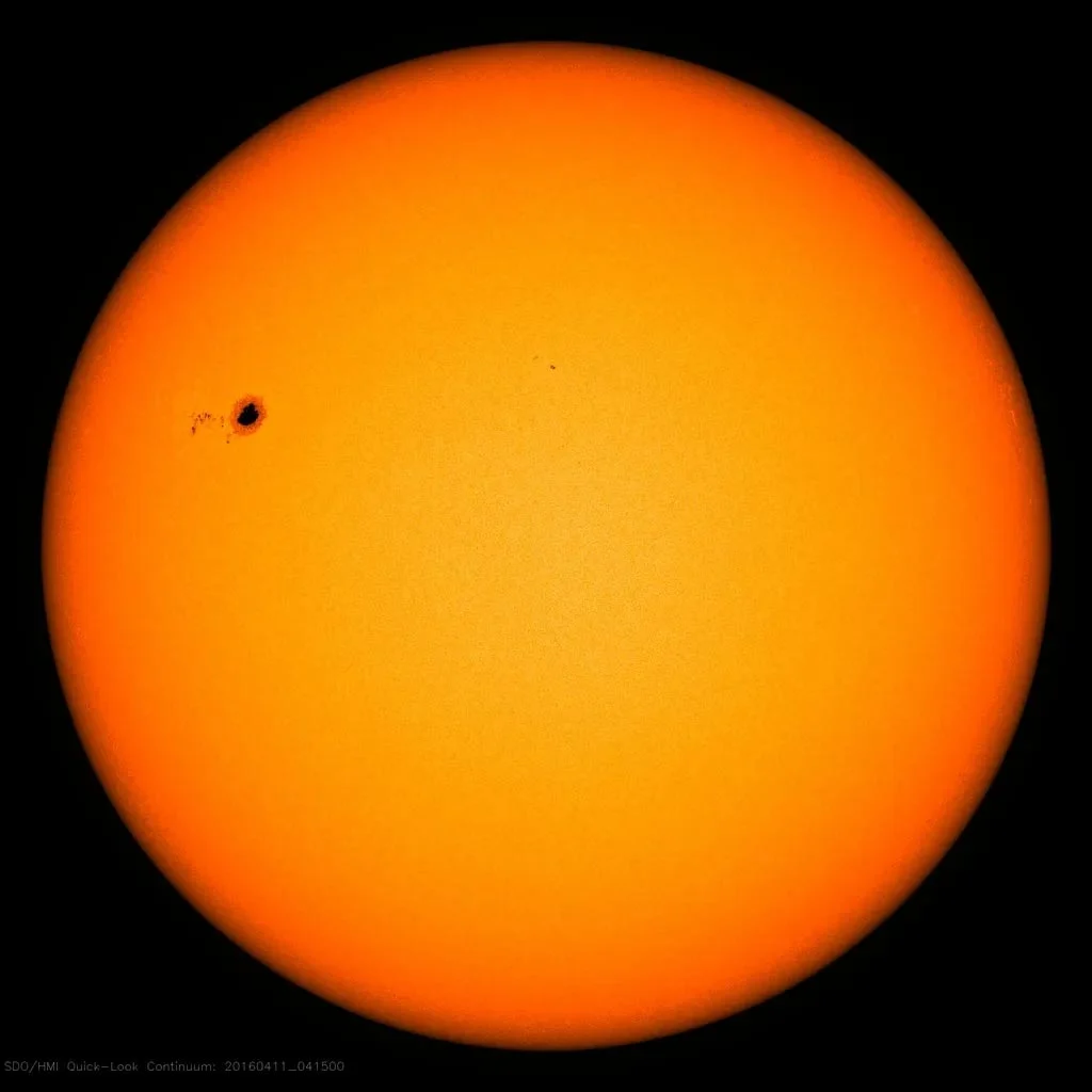 Bilim insanları, NASA'nın Güneş Dinamikleri Gözlemevi tarafından 11 Nisan 2016'da çekilen bu Güneş görüntüsünde sol üstte görülen büyük, karanlık güneş lekesinin üzerinde aurora benzeri radyo patlamaları tespit etti