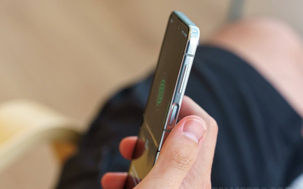Samsung, Galaxy Z Flip6’da Ultra İnce Camla Kıvrımı Azalttı!