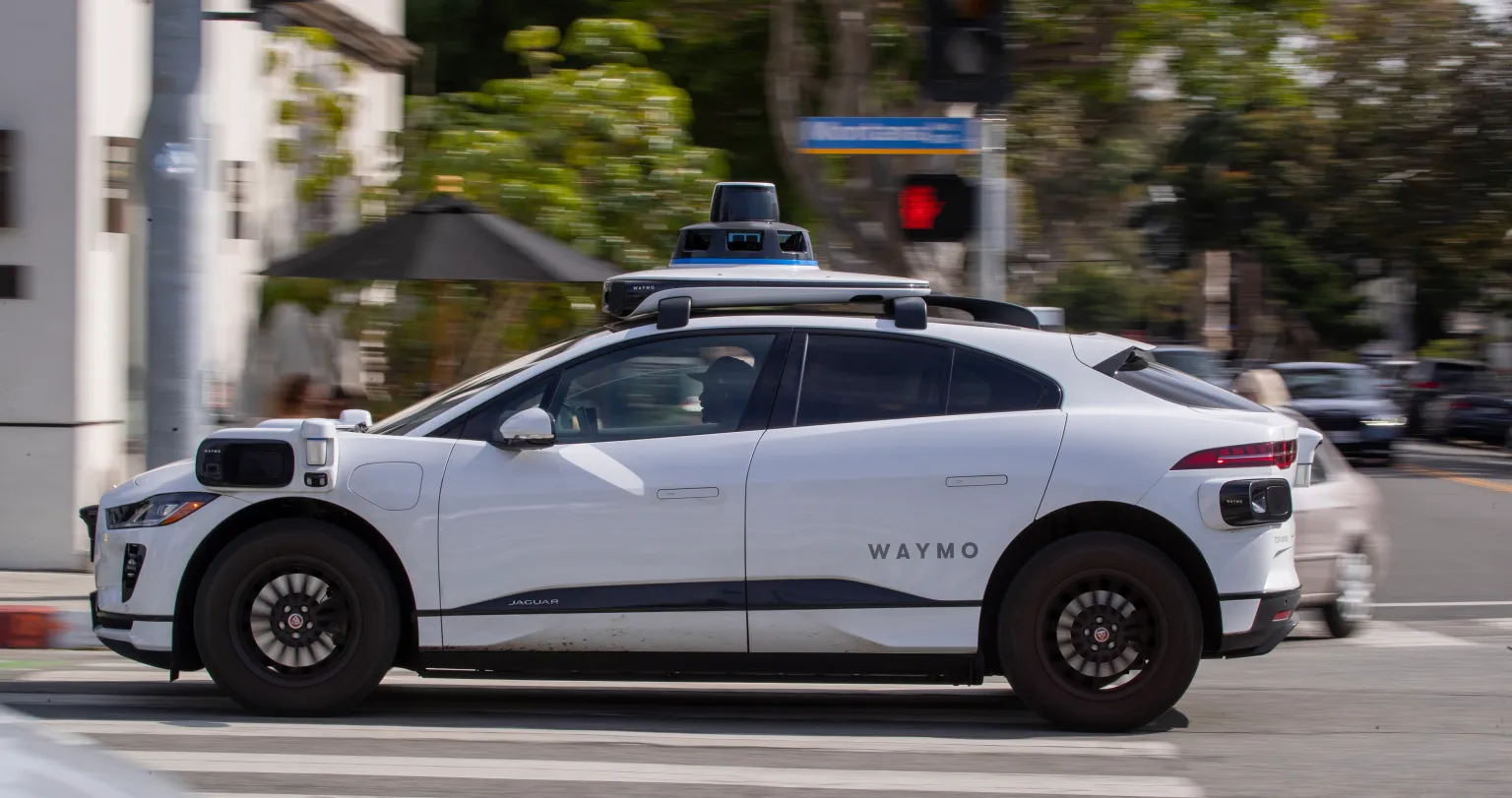 Waymo, Haftada 100.000 Robotaksi Seyahati Sunmaya Başladı!