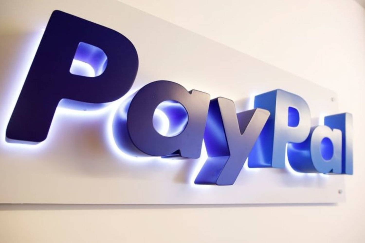 PayPal, yüz yüze ödeme sistemlerine yönelik önemli bir adım atarak, Apple ile entegrasyonunu duyurdu.