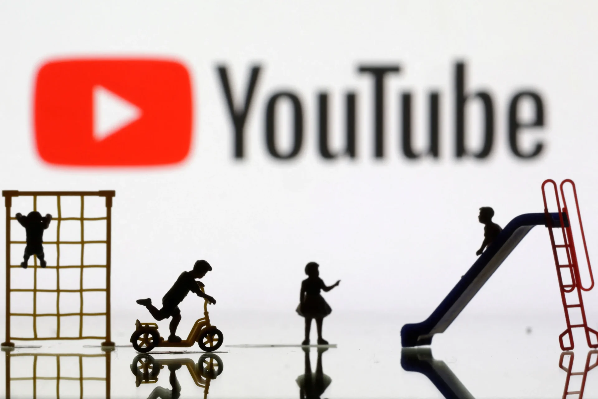 Kremlin, Google'ın Rus yayıncılara uyguladığı YouTube yasağını kaldırması gerektiğini söylüyor